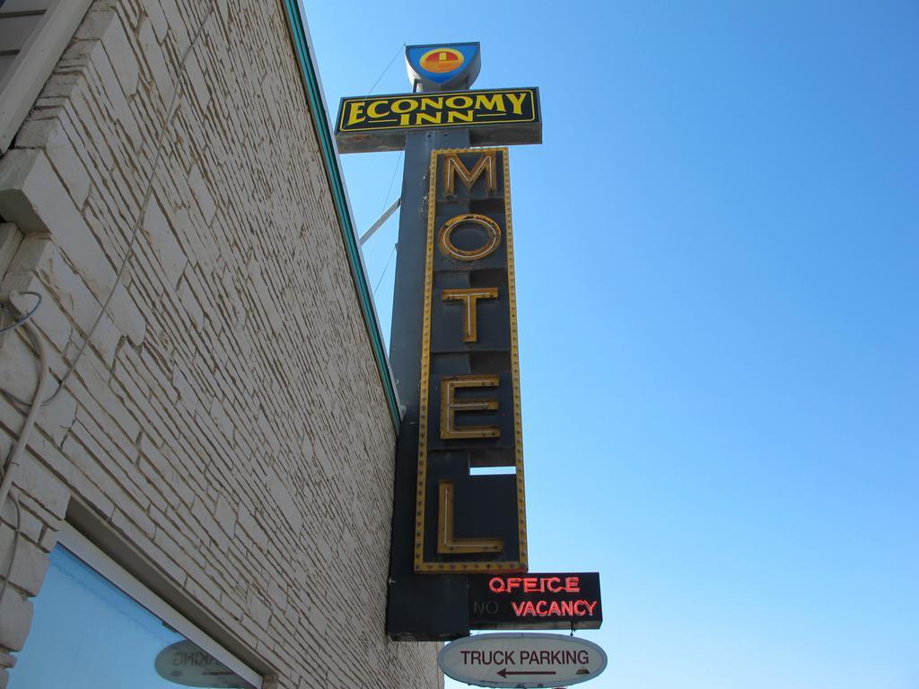 Economy Inn Ontario Esterno foto